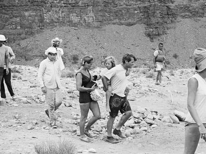 Robert F. Kennedy lleva a su hija Kerry a cuestas en el Gran Cañón, en julio de 1967. A su lado está su esposa, Ethel Kennedy