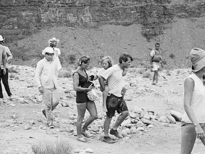 Robert F. Kennedy lleva a su hija Kerry a cuestas en el Gran Cañón, en julio de 1967. A su lado está su esposa, Ethel Kennedy