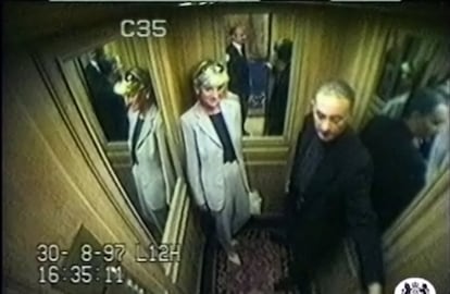 Diana de Gal·les i Dodi al-Fayed, a l'ascensor de l'hotel, poc abans de l'accident de cotxe a París, el 1997.