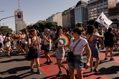 Jvenes bailan durante la protesta. 