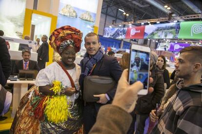 Un visitante se fotografía en el estand de Brasil, en Fitur.