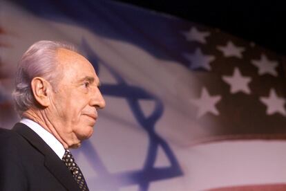 Peres en una conferencia en Washington. tras combatir en la Guerra de Independencia (1948-1949) fue enviado a EE UU para que completara su formación antes de regresar a Israel en 1952 como subdirector general del Ministerio de Defensa.