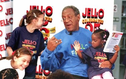 Bill Cosby en 1999, cuando era una estrella solicitada en todos los actos imaginables. En la imagen en una librería de Chicago hablando a los niños.