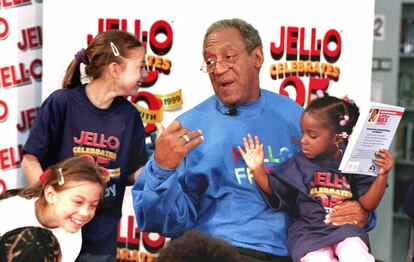 Bill Cosby en 1999, cuando era una estrella solicitada en todos los actos imaginables. En la imagen en una librería de Chicago hablando a los niños.