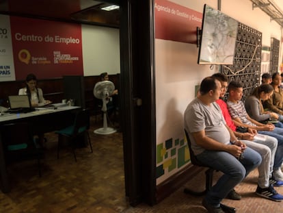 Solicitantes de empleo esperan para reunirse con un funcionario en un centro de empleo en Medellín.