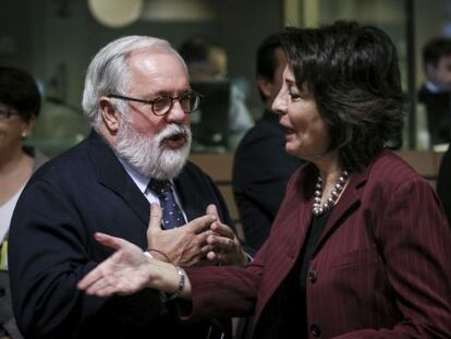 El ministro espa&ntilde;ol de Agricultura, Alimentaci&oacute;n y Medio Ambiente, Miguel Arias Ca&ntilde;ete, conversa con la comisaria europea de Pesca, Maria Damanaki