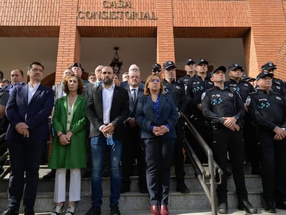 Minuto de silencio que el Ayuntamiento de Argamasilla de Calatrava ha convocado este jueves para que los vecinos expresen sus condolencias a las familias afectadas por el tiroteo registrado este miércoles en la localidad manchega.