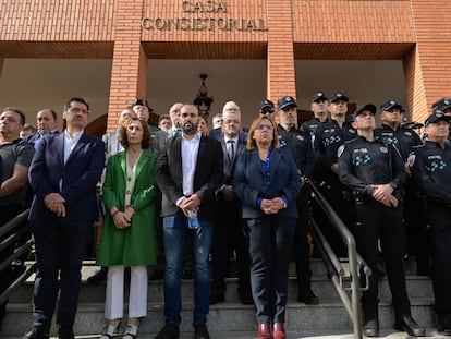 Minuto de silencio que el Ayuntamiento de Argamasilla de Calatrava ha convocado este jueves para que los vecinos expresen sus condolencias a las familias afectadas por el tiroteo registrado este miércoles en la localidad manchega.