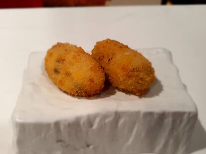 Es uno de los concursos más esperados, el de la croqueta de jamón ibérico. Se celebra en Madrid Fusión y cuenta con el apoyo de la firma salmantina Joselito. En su sexta edición, el jurado ha decidido que el ganador sea Alberto García Escudero, del restaurante Iván Cerdeño, de Toledo. Los otros dos finalistas fueron Ramona Menéndez, de Casa Belarmino, en Manzaneda-Gozón (Asturias), y Félix Martínez, de El Foralín, en Oviedo. En la fase final del concurso participaron Nacho Hernando, de Vivanda, en Barcelona, Marcos del Valle, de Las tapas de Gonzalo, en Salamanca, y Paco Villar, de Terra Olea, en Córdoba. El secreto de la receta ganadora se encuentra en las proporciones, según explicó García Escudero, que ha estado siete años trabajando en la fórmula: 100 gramos de harina y mantequilla por un libro de leche. Pero también en el infusionado de leche con la grasa del jamón, del rebozado en pan y de la temperatura del aceite, que debe estar a 190 grados y, en su opinión, debe ser de girasol. "Es importante que sea una masa poco líquida, más fluida, sobre todo para que al freirla no se rompa", señaló.