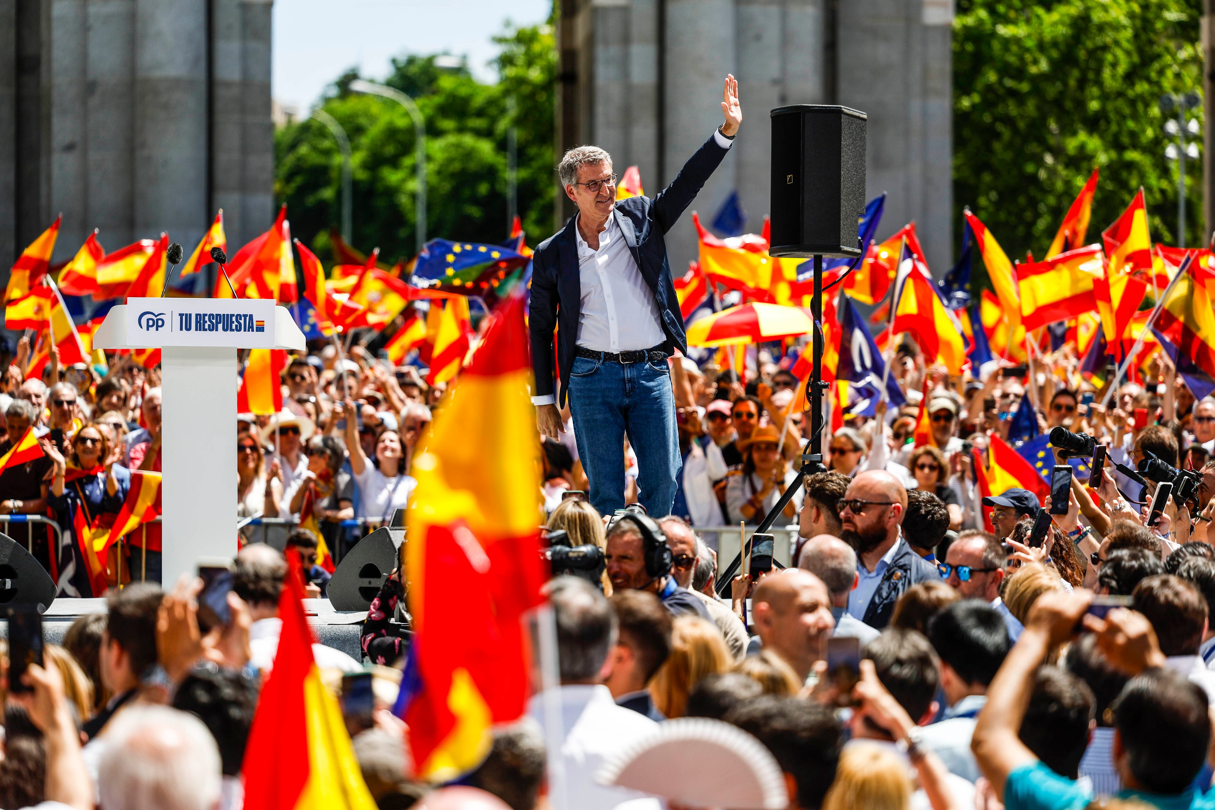 Alberto Núñez Feijóo, líder del Partido Popular, durante su intervención, este domingo en la plaza de la Independencia de Madrid.