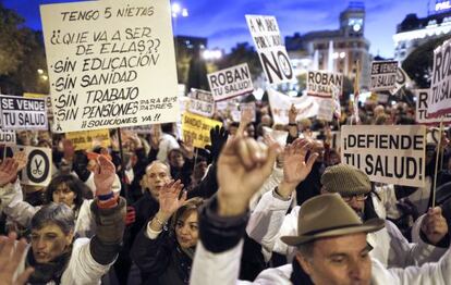 Manifestación por las calles del centro de Madrid, durante las huelgas de noviembre.