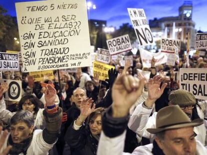 Manifestación por las calles del centro de Madrid, durante las huelgas de noviembre.