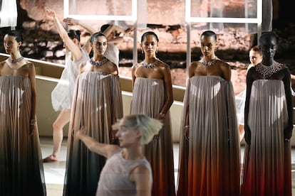 El Teatro Griego de Taormina, erigido en el siglo III a. C. y con impresionantes vistas del mar Jónico y la costa Siciliana, con el volcán Etna al fondo, ha sido el escenario elegido por Bvlgari para presentar Polychroma, su nueva colección de alta joyería. Con ese escenario, la firma fundada en Roma en 1884, ha querido subrayar la importancia del patrimonio. Las modelos, vestidas con vestidos de inspiración en la Antigua Grecia creados por el diseñador emergente italiano Francesco Murano, presentaron las piezas de la colección.
