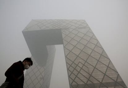 El aire de la capital china ha superado los 600 microgramos por metro cúbico de partículas PM 2,5 (las más dañinas para la salud), lo que supone sobrepasar en más de treinta veces el nivel máximo recomendado por la Organización Mundial de la Salud (OMS).A