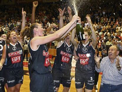 Las jugadoras del Girona celebran el t&iacute;tulo de Liga.