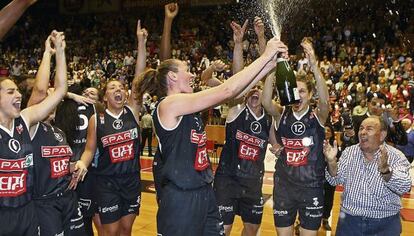 Las jugadoras del Girona celebran el título de Liga.
