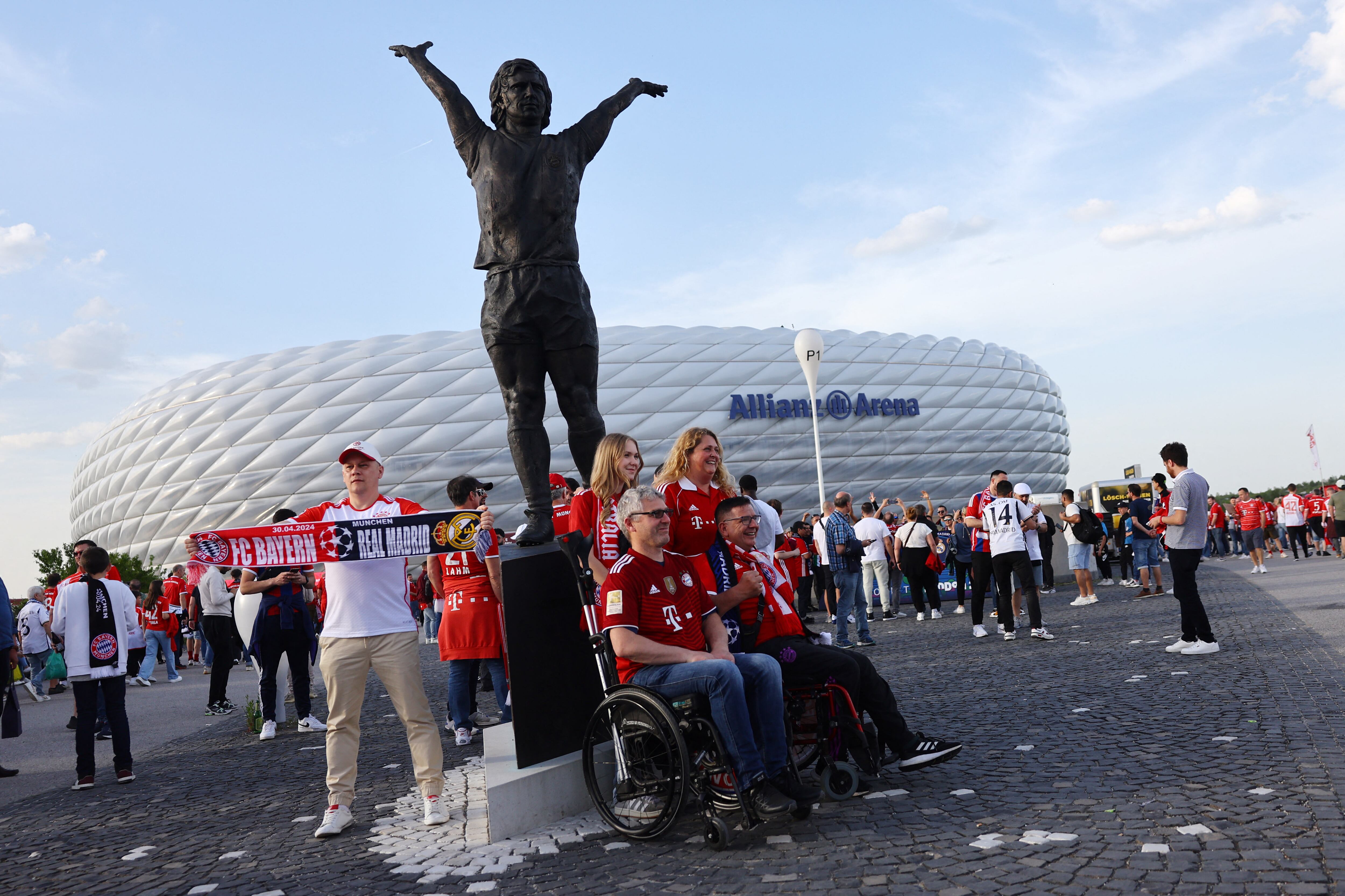 Aficionados del Bayern en las inmediaciones del estadio, antes del partido.