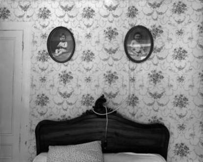Ferme du Garet, la habitación de los padres, 1984. En el medallón de derecha a izquierda, Jean et Raymond Depardon