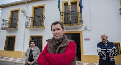 El alcalde de Espeluy Pedro Bruno, en el centro, junto a los concejales Manuela Cobo y Francisco Fernández.