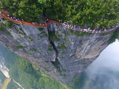 La pasarela de cristal que se sostiene al borde de la montaña de Tianmen, en el Parque Natural de Taihang, en China, a 1.200 metros sobre el nivel del mar, es famosa por infartar a sus visitantes al 'resquebrajarse' cuando se pisa, gracias a un juego de efectos visuales y de sonido. |