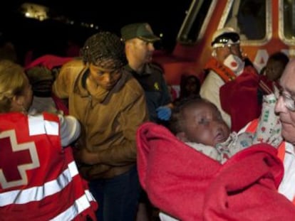 Uno de los seis menores de edad rescatados de una patera.