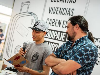 Josué Ventura, de El Salvador, lee su poema ‘La diferencia entre tu tatuaje y la herida’ junto con el escritor Raúl Nieto de la Torre.