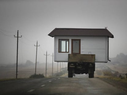 <b>Con la casa a cuestas en medio de la guerra</b>. Una imagen rocambolesca para una de las últimas guerras en el mundo. Una familia armenia se lleva su casa sobre un camión antes de que cobre efecto el alto el fuego en la región separatista de Nagorno Karabaj.