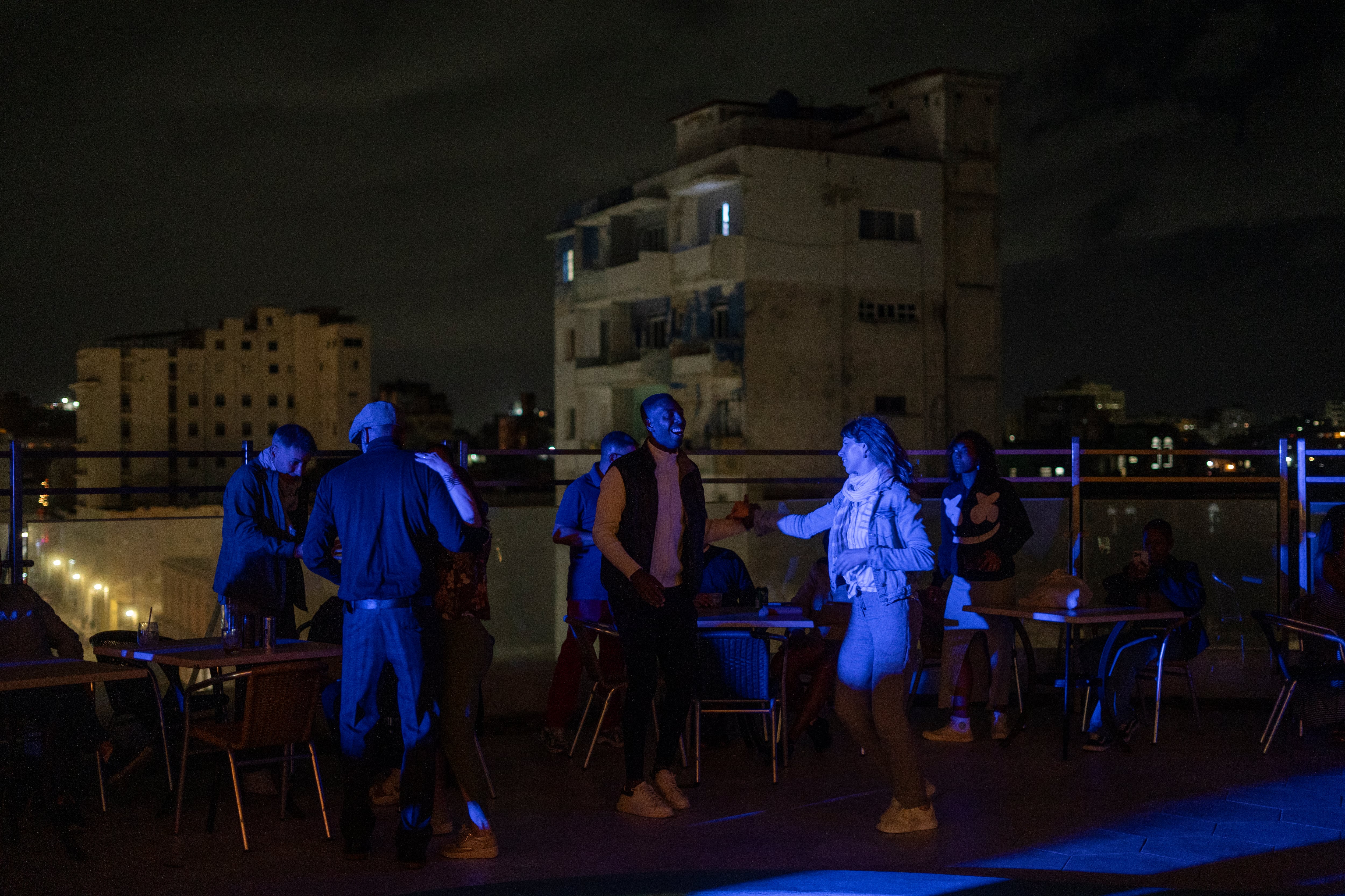 Cubanos en una terraza en el centro de La Habana.