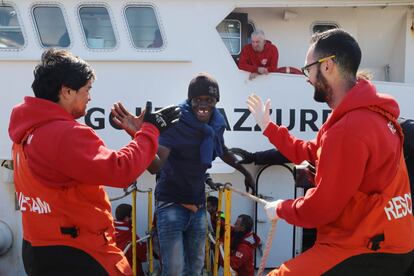 Puerto de Augusta, Sicilia. N 37º 14, 223’. O 15º 11, 686’. Varias personas comienzan a desembarcar del barco 'Golfo Azzurro', después de que las autoridades sanitarias certificaran que todos están bien. Los voluntarios de Proactiva Open Arms Jorge i  Adrià les despiden tras dos días de viaje desde las costas de Libia. Las organizaciones que operan en el Mediterráneo central salvando vidas lanzaron un comunicado desmintiendo las acusaciones de colaboración con los traficantes.
Las ONG participantes en la reunion (Sea-Watch, Proem-Aid, Proactiva Open Arms, SOS Mediterranée, Hellenic Rescue Team, Jugend Rettet, Humanitarian Pilots Initiative, SMHumanitario y United Rescue Aid), junto con la organización benéfica independiente de derechos humanos 
en el mar Human Rights at Sea y la International Maritime Rescue Federation, rechazaron firmemente todas las acusaciones de cooperación directa con redes criminales. 