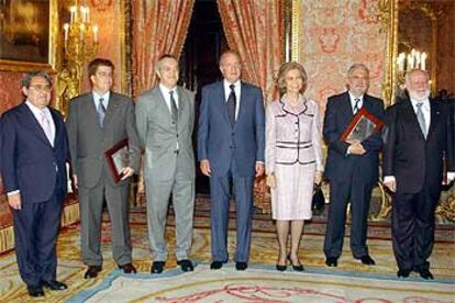 Manuel Rico, Joaquín Tintoré, Xavier Obradors, Juan Luis Vázquez y Antonio Luque (de izquierda a derecha) flanquean a los Reyes en la entrega de los Premios Nacionales de Investigación 2003, celebrada en el Palacio Real de Madrid la semana pasada.
