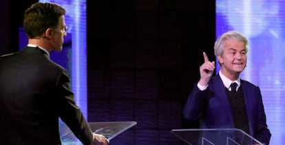 El primer ministro holand&eacute;s, Mark Rutte, y el l&iacute;der de la ultraderecha, Geert Wilders durante el &uacute;ltimo debate electoral en Rotterdam. REUTERS/Yves Herman