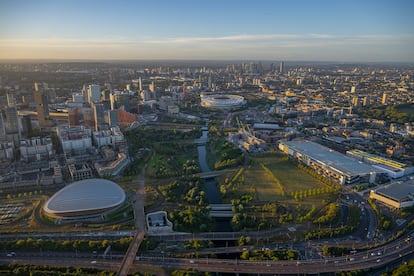 Vista aérea del Parque Olímpico Queen Elizabeth donde se encuentra el V&A East Storehouse. Fotografía: Jason Hawkes.
