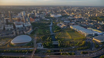 Vista aérea del Parque Olímpico Queen Elizabeth donde se encuentra el V&A East Storehouse. Fotografía: Jason Hawkes.
