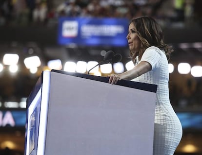 La actriz estadounidense Eva Longoria dirigió un discurso contra Trump ante los delegados demócratas en la primera jornada de la Convención. “Como muchos de vosotros, estas elecciones son muy personales para mí. Soy de un pequeño pueblo del sur de Texas. Y si saben de historia, saben que Texas antes era parte de México. Soy estadounidense de novena generación [de inmigrantes latinos]. Mi familia nunca cruzó una frontera, la frontera nos cruzó a nosotros. Así que cuando Donald Trump nos llama criminales y violadores, también está insultando a familias estadounidenses. Mi padre no es un criminal ni un violador. De hecho, es un veterano de Estados Unidos"