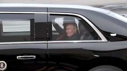 Vladímir Putin (en primer termino) y Donald Trump en el vehículo presencia 'La Bestia' al abandonar la base militar.