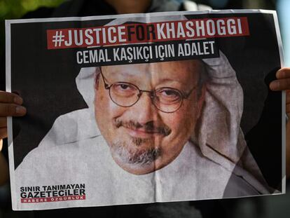 Amigo de Jamal Khashoggi segura cartaz em ato na frente do Consulado de Istambul da Arábia Saudita pelos dois anos de seu assassinato, em  outubro de 2020.