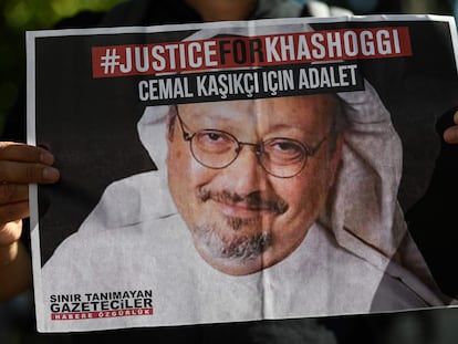 Vigilia en recuerdo de Khashoggi en el segundo aniversario de su asesinato frente al consulado saudí en Estambul, en octubre de 2020.