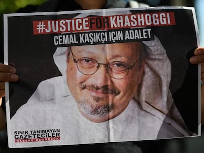 Amigo de Jamal Khashoggi segura cartaz em ato na frente do Consulado de Istambul da Arábia Saudita pelos dois anos de seu assassinato, em  outubro de 2020.