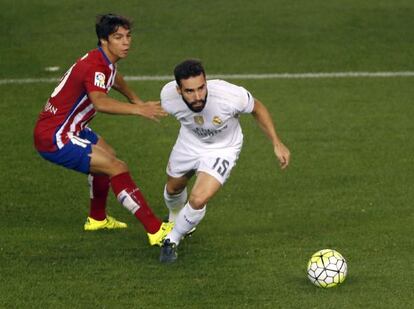 Óliver trata de frenar a Carvajal.