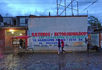 Un muro en la plaza principal de Coatlinch&aacute;n. 