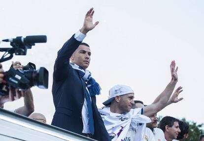 Cristiano Ronaldo (i), en el autobús descubierto del Real Madrid.