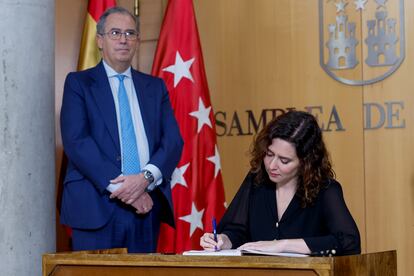 La presidenta de la Comunidad de Madrid, Isabel Díaz Ayuso, y el presidente de la Asamblea, Enrique Ossorio.