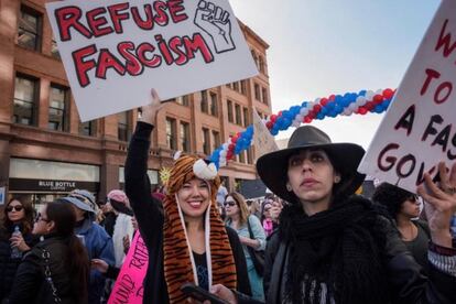 El cineasta mexicano retrató una de las primeras marchas contra el magnate, un día después de que tomara posesión como presidente de Estados Unidos: la de las mujeres. En la imagen dos manifestantes tachan a Trump de fascista. Aunque las protestas se extendieron por las principales capitales del país y del mundo, esta es de Los Ángeles.