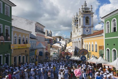 Membros do bloco Filhos de Gandhy durante o carnaval de Salvador.