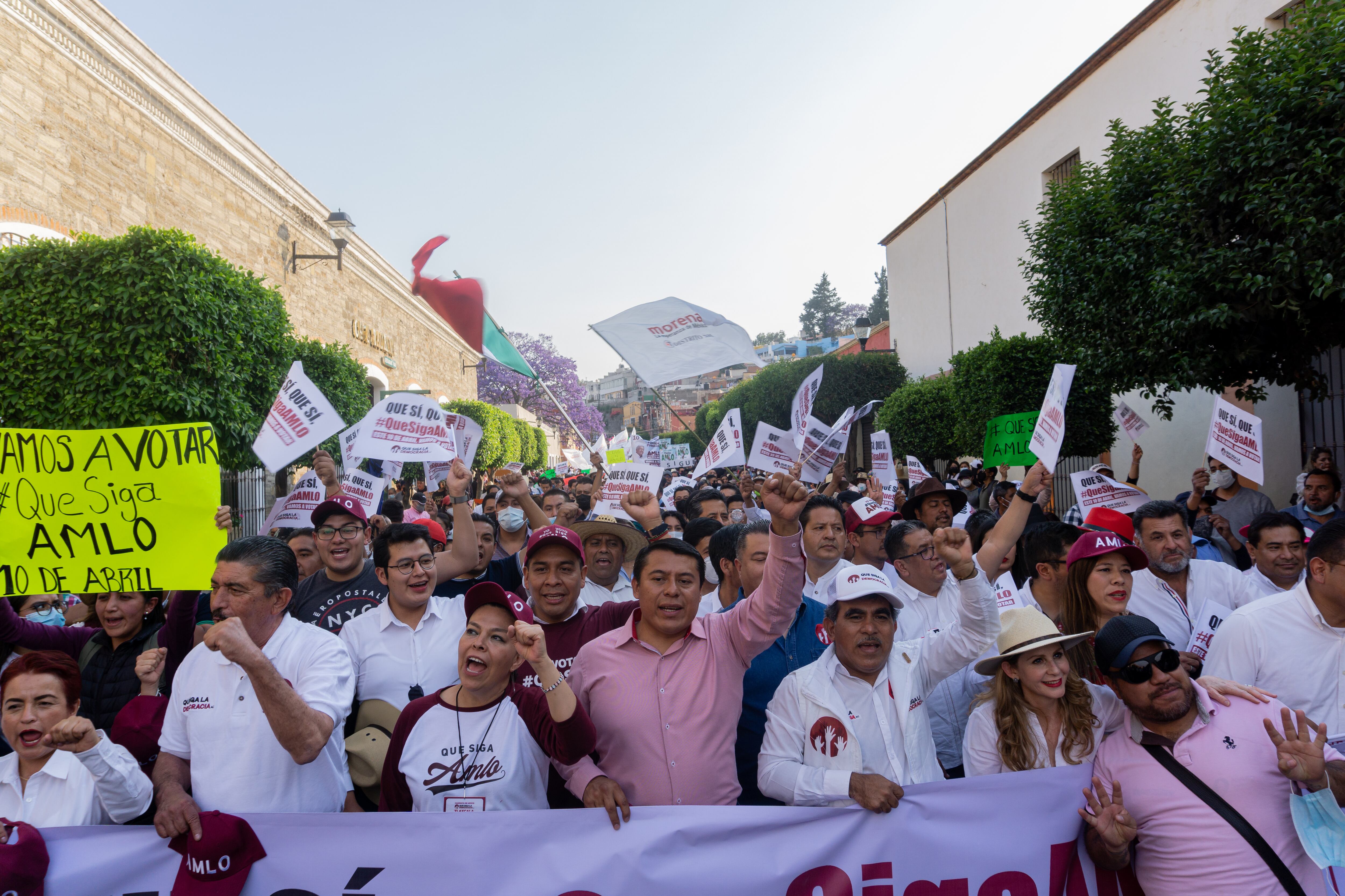 Miles de manifestantes marchan en Tlaxcala para mostrar su apoyo al presidente López Obrador, este jueves.