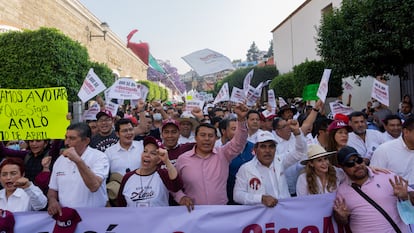 Manifestantes marchan en Tlaxcala en apoyo a López Obrador, antes de la consulta de revocación de mandato.
