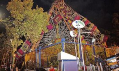 La noria derribada por el viento y la lluvia anoche en Gandia.