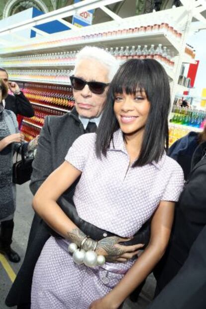 Karl Lagerfeld y Rihanna, en el desfile de Chanel en París.