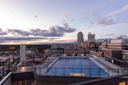 Vistas desde el Hotel Emperador, que cuenta con una piscina en su terraza, en Madrid.