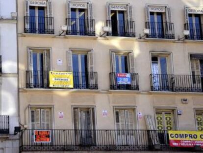 Fachada de un edificio de la capital con diferentes carteles.